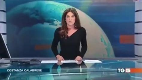 costanza tg5|News presenter forgets shes sitting at a glass desk。